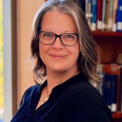 Melissa Robertson Headshot cropped